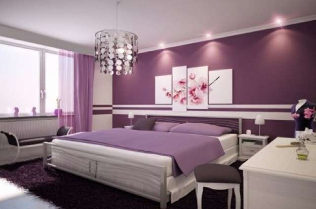 Camera da letto con pareti bianco e viola