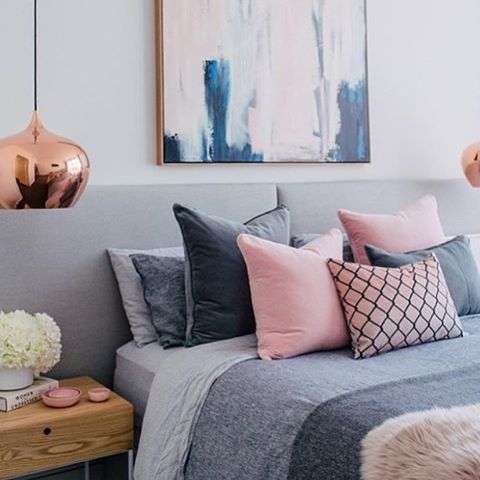 Camera da letto grigia e rosa