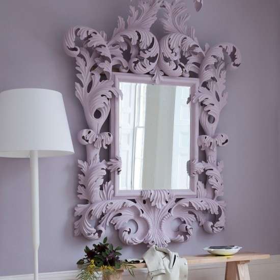 Cornice lilla per specchio da camera