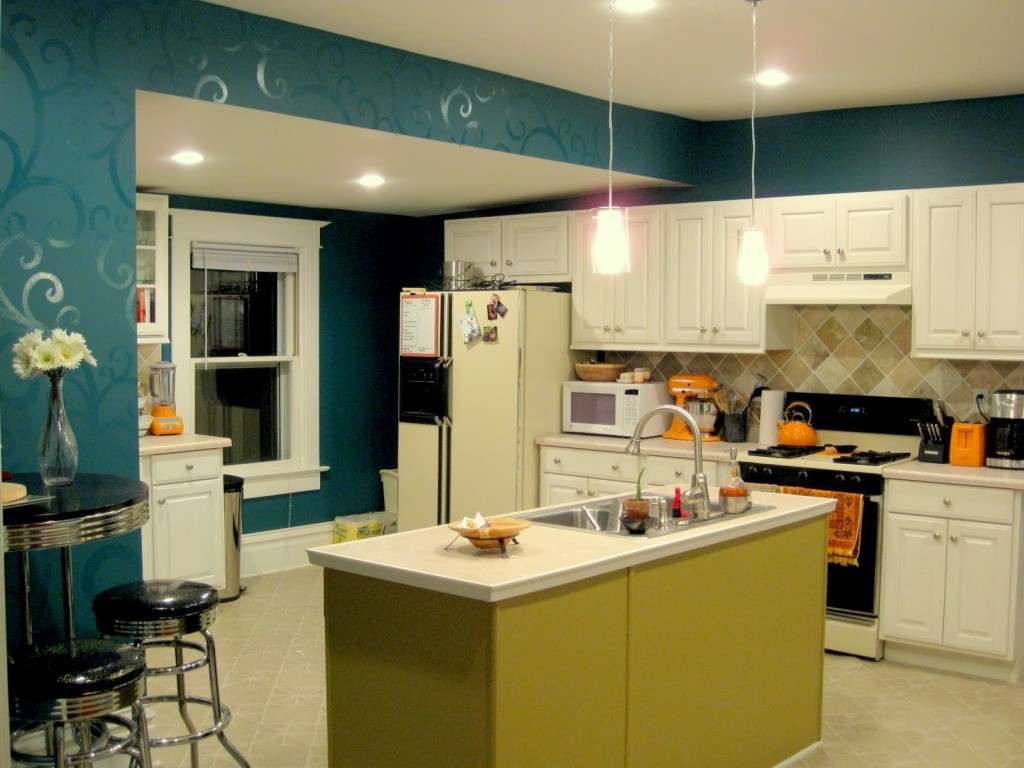 Cucina con parete blu e decorazioni