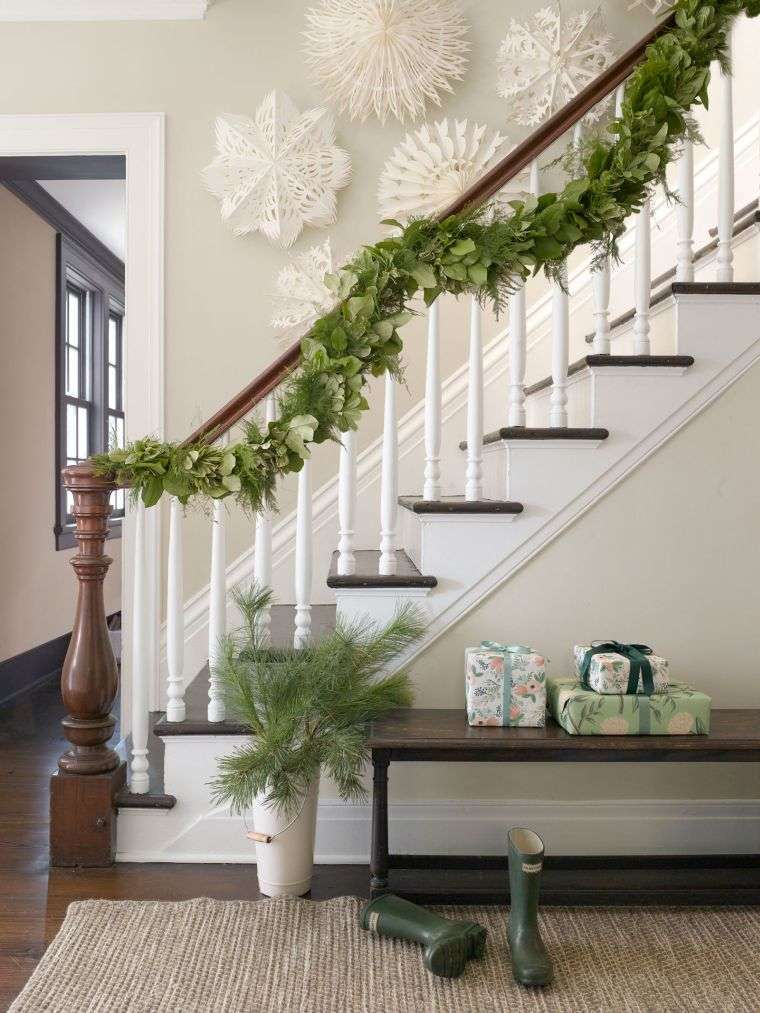 Decorazioni natalizie naturali per le scale