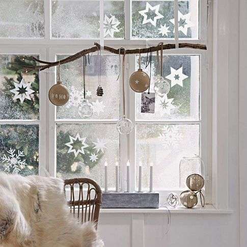 Idee per decorare le finestre a Natale