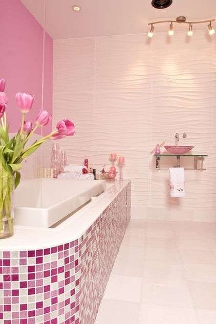 Piastrelle mosaico bagno rosa sulla vasca