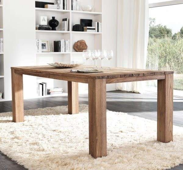 Soggiorno con tavolo in legno