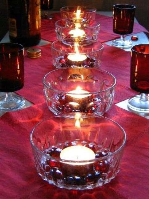 Tavola di Natale, decorazione rossa con candele
