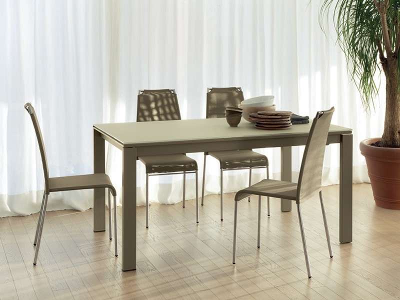 Tavolo con sedie tortora e parquet chiaro