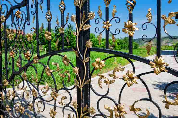 Cancello artistico in ferro battuto con fiori e foglie dorate