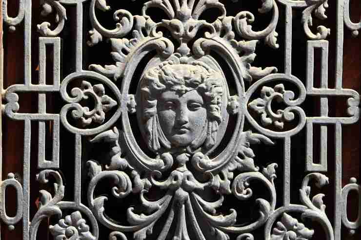 Cancello in ferro battuto artistico con maschera