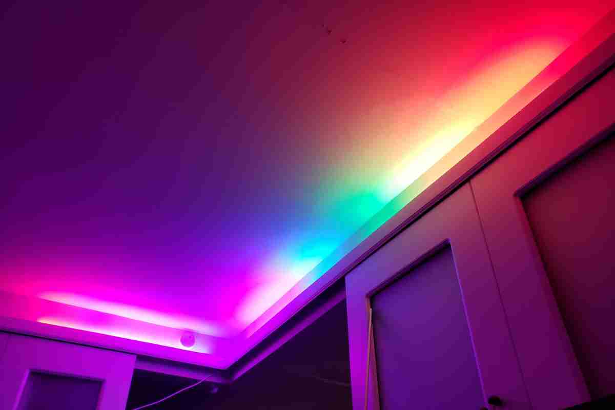 Cornice soffitto con luci led colorate