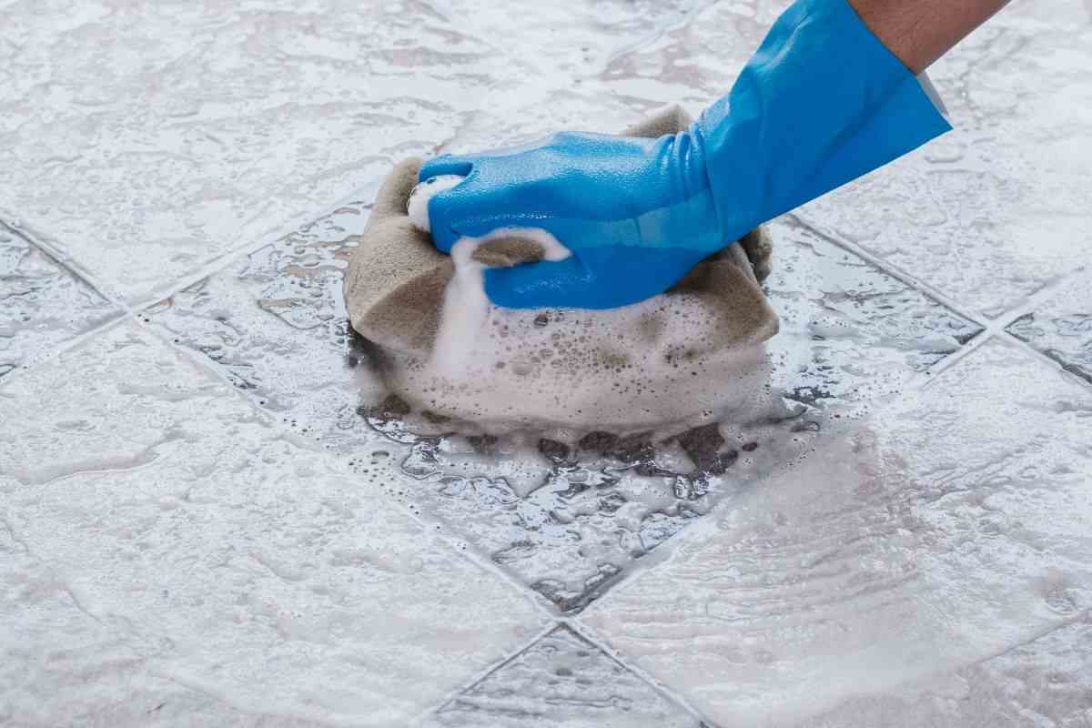 pulire pavimento con spugna e guanti
