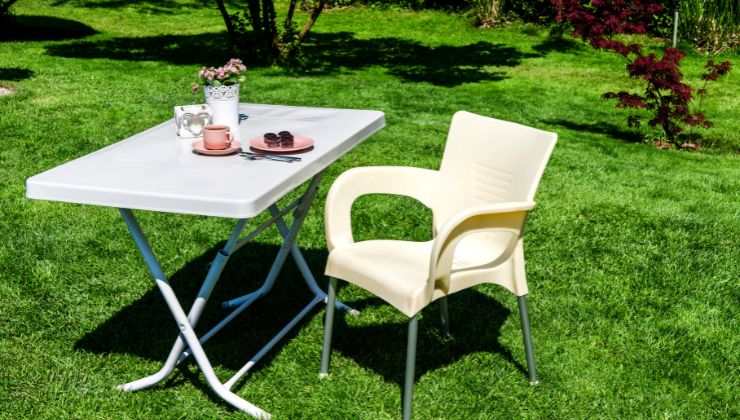 sedia e tavolo in giardino