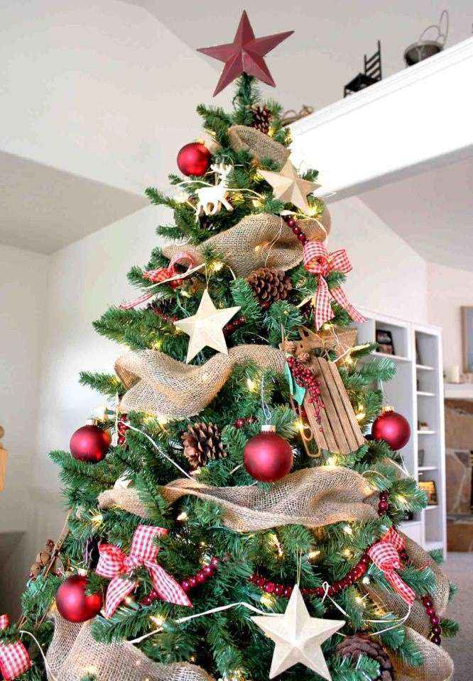 Abete con decori in legno