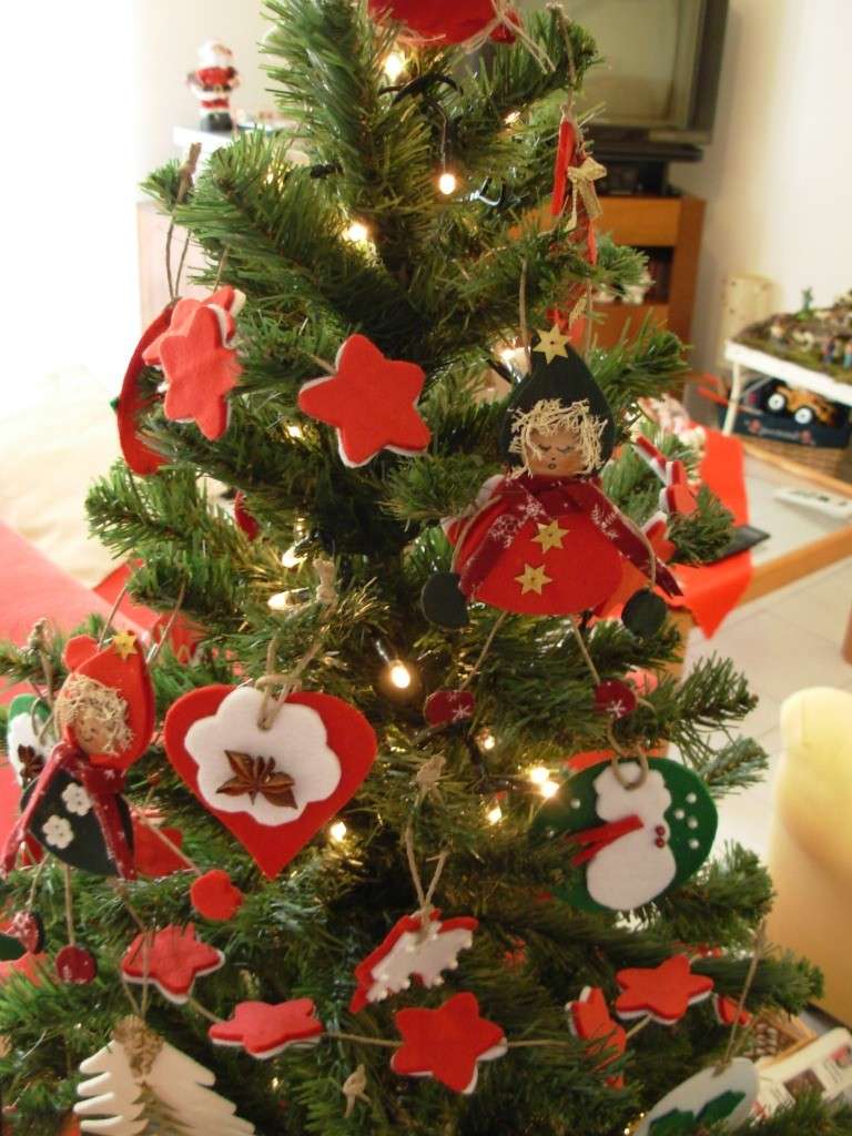 Albero con decorazioni fai da te