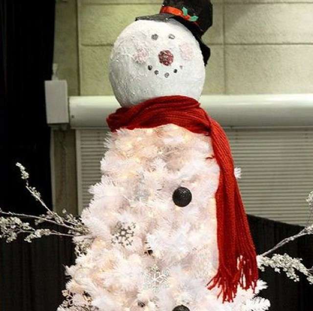 Albero di Natale a mò di pupazzo di neve