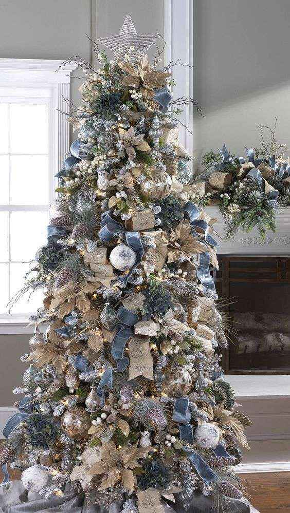 Albero di Natale con fiocchi blu
