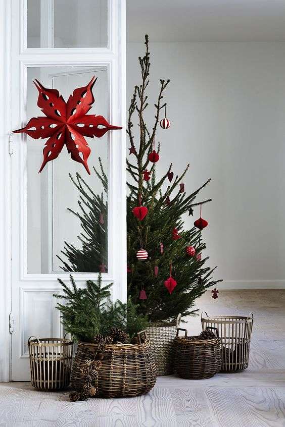 Albero di Natale con sfere rosse