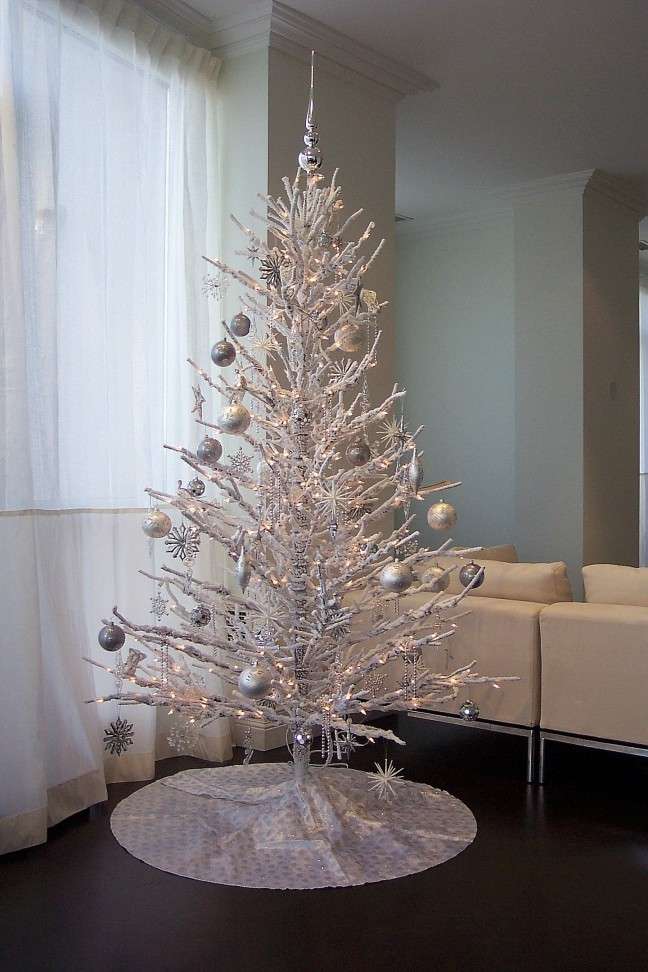 Albero di Natale minimal con addobbi bianchi