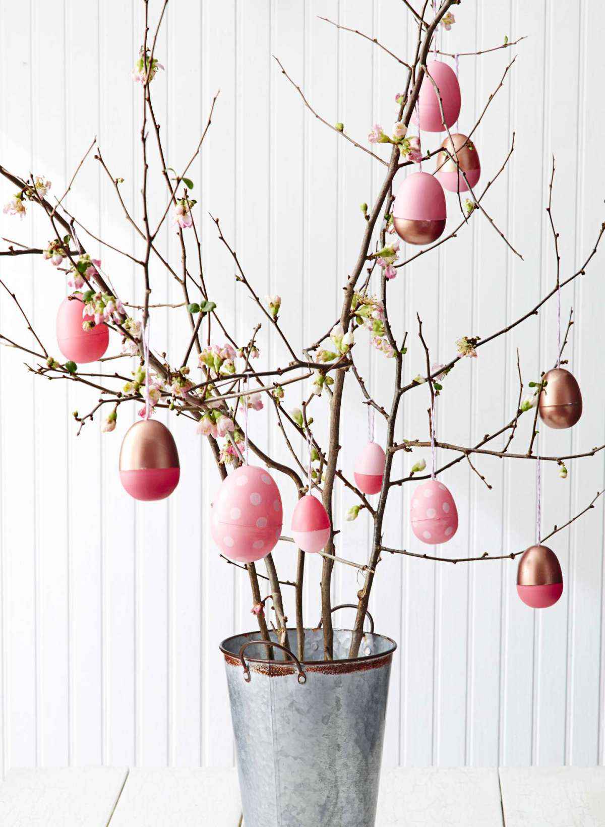 Albero di Pasqua con ovetti rosa