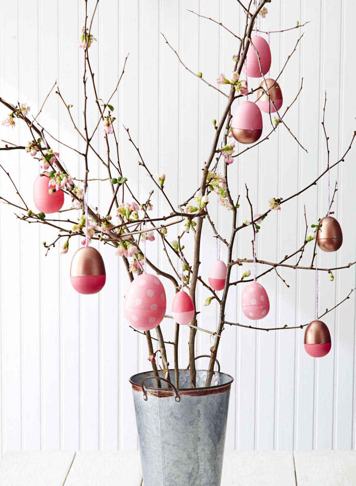 Albero di Pasqua con ovetti rosa