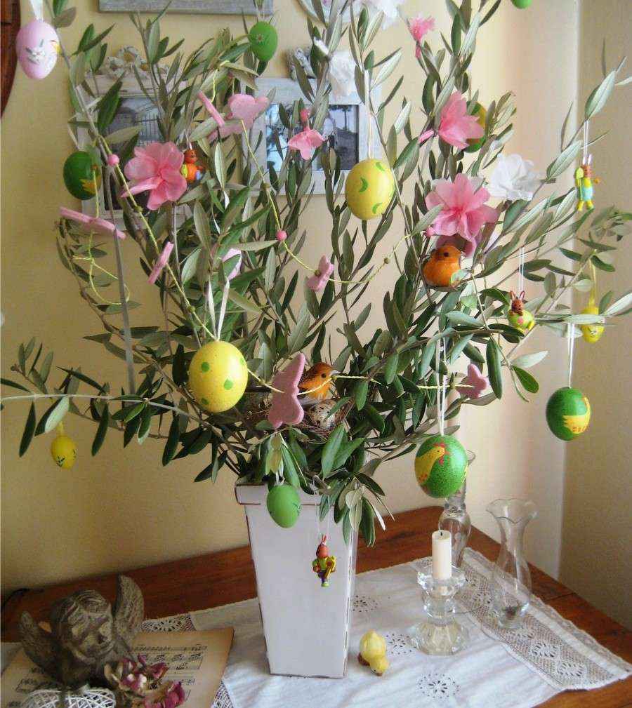 Albero di Pasqua con rami di ulivo