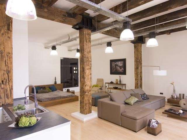 Arredamento loft, legno e colori neutri