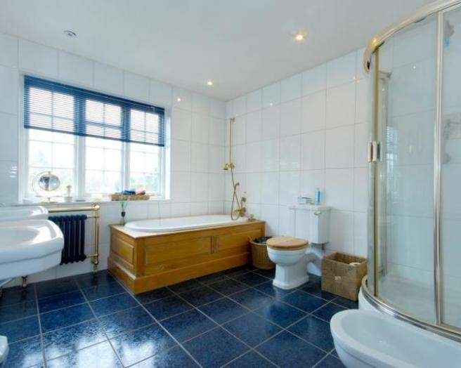 Arredare il bagno blu classico