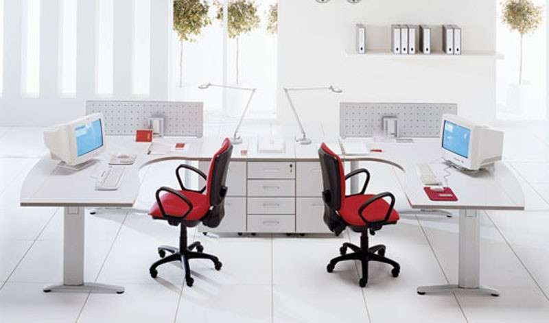 Arredo bianco e sedie rosse