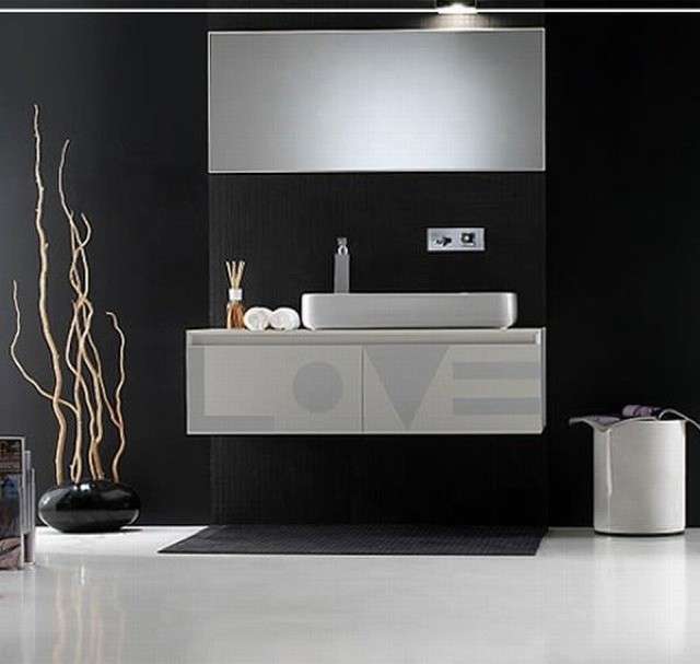 Bagno bianco e nero con arredi moderni