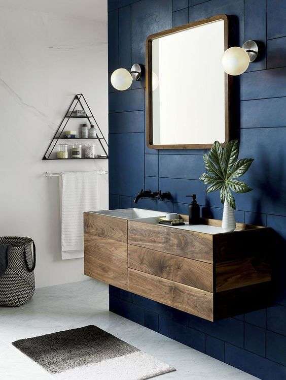 Bagno blu e legno