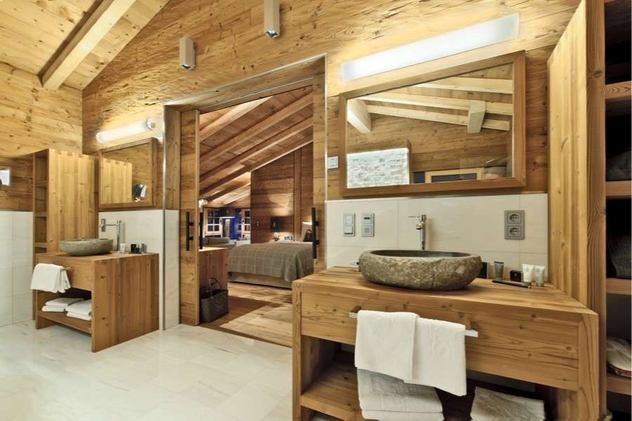 Bagno con arredi legno chiaro