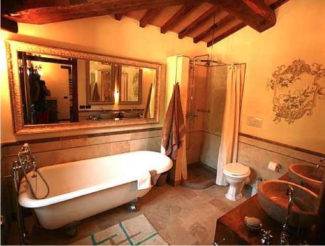 Bagno con doccia e vasca in stile toscano