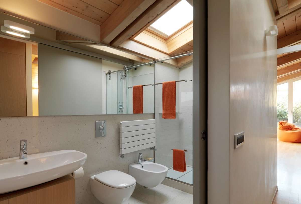 Bagno con finestra sul soffitto