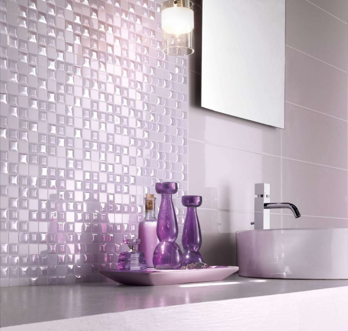 Bagno con parete a mosaico