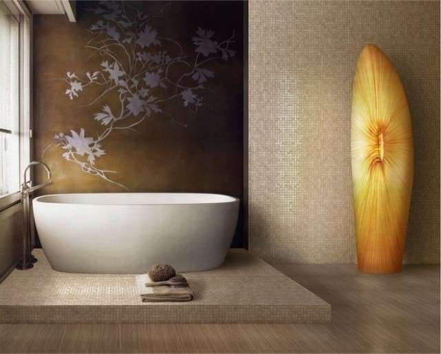 Bagno con parete marrone decorata