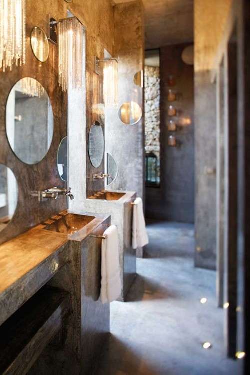 Bagno con pareti ad effetto cemento