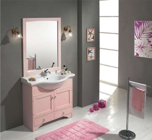 Bagno con pareti grigio scuro