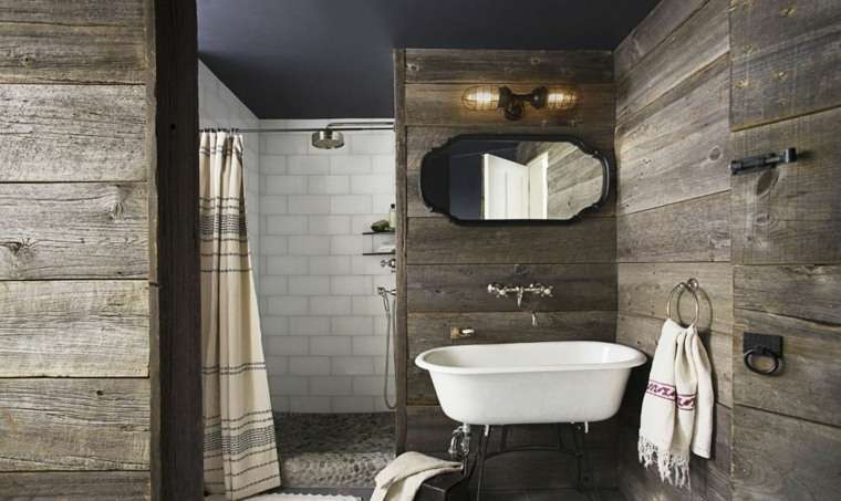 Bagno con pareti in legno