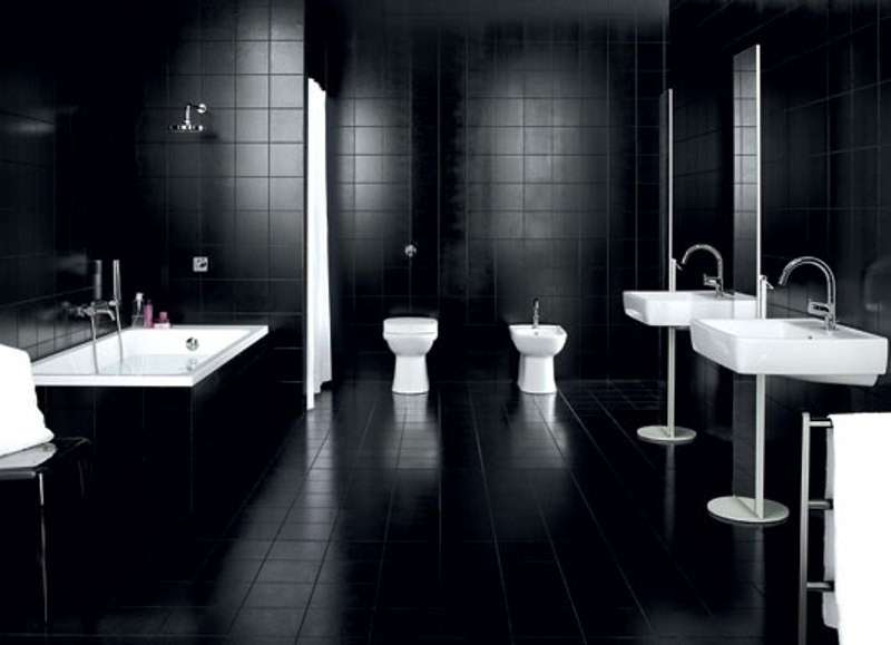 Bagno con rivestimenti neri