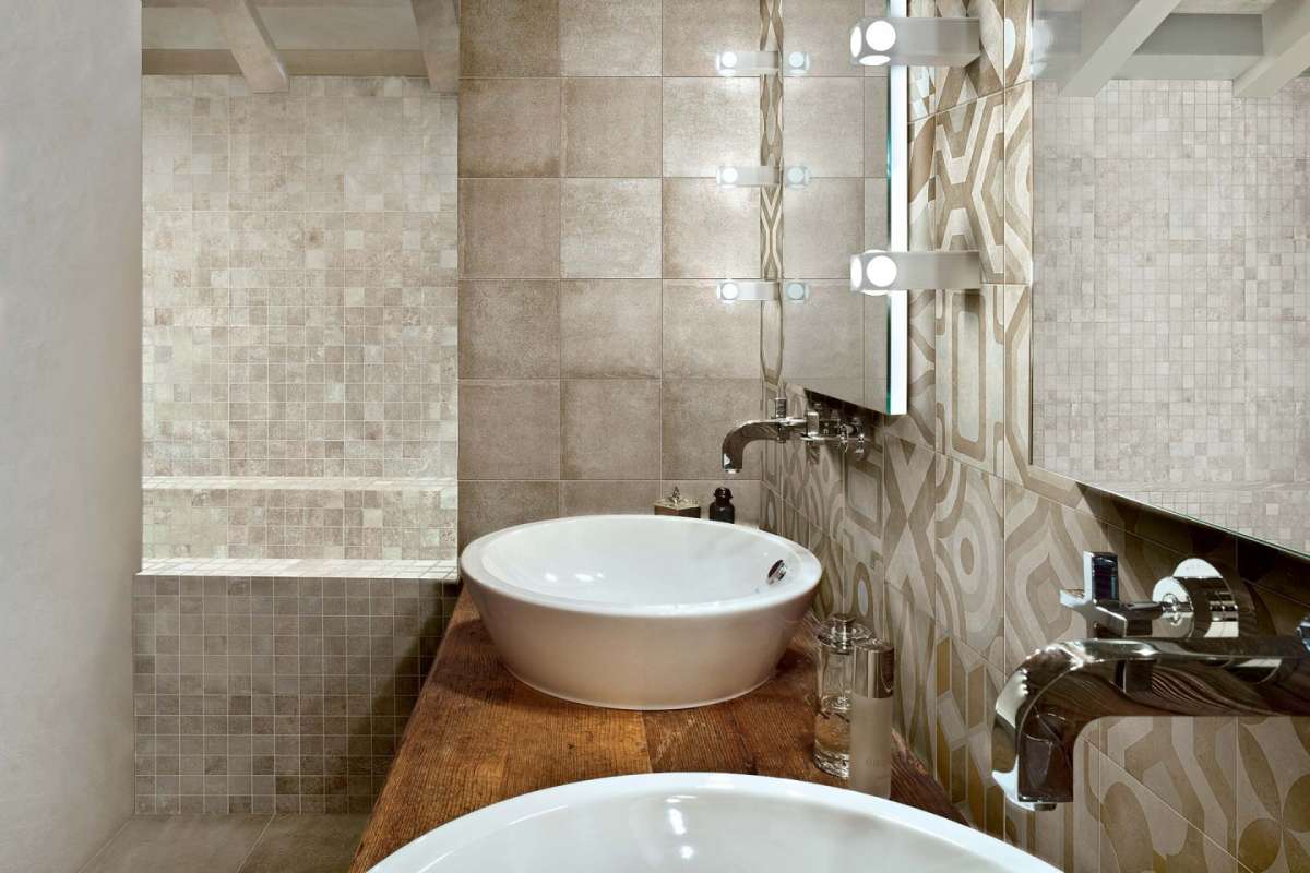 Bagno con rivestimento in maiolica