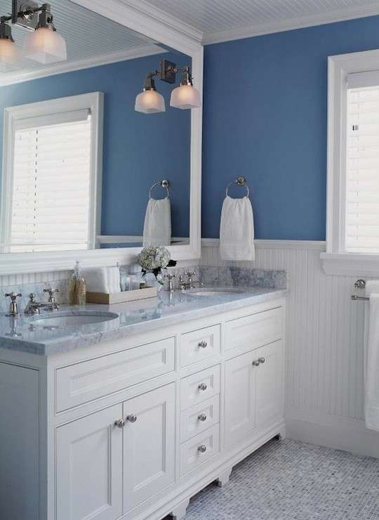 Bagno contemporaneo blu e bianco