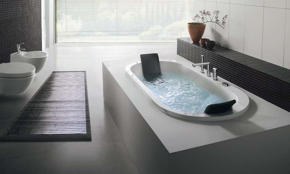 Bagno minimal con vasca