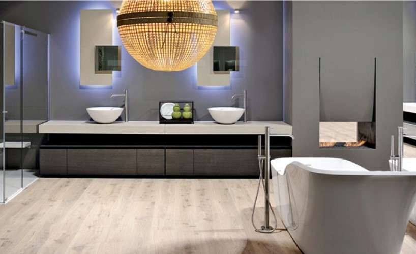 Bagno moderno con grande lampadario