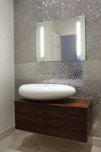 Bagno moderno con parete metallizzata