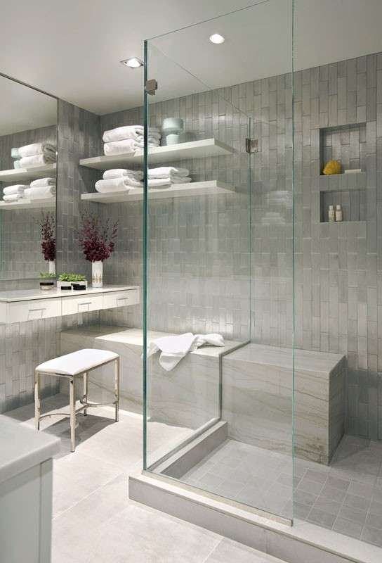 Bagno moderno con pareti di vetro