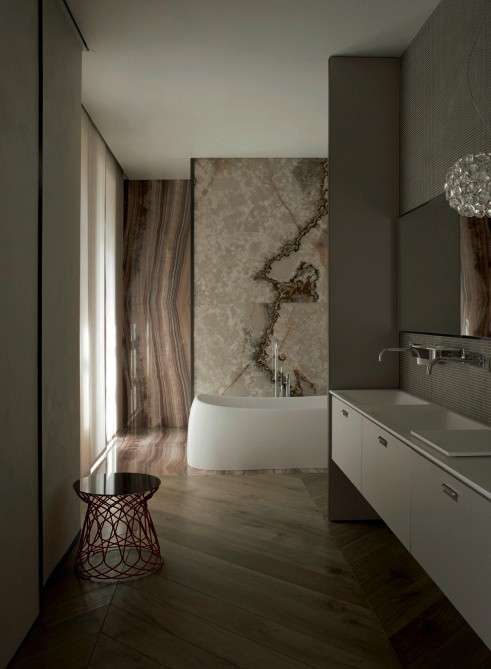 Bagno moderno con seduta di design