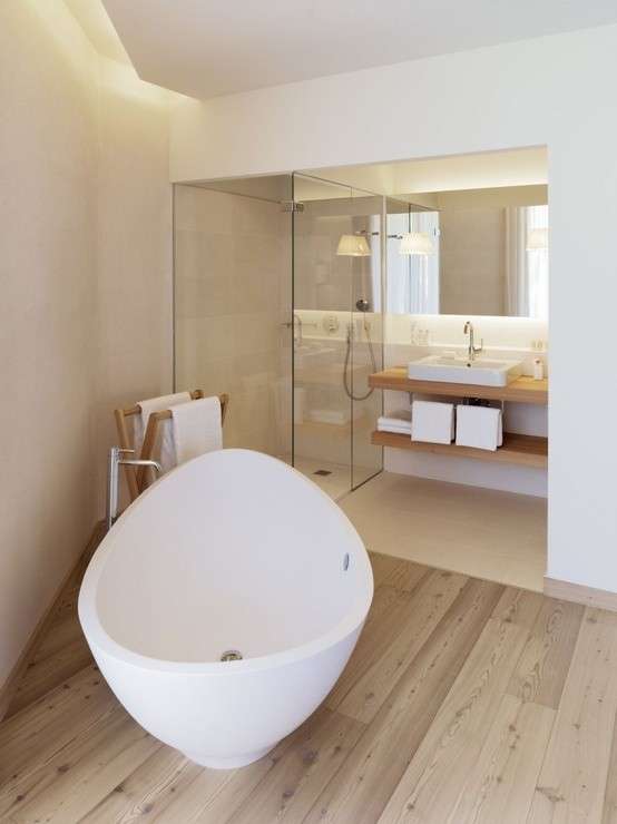 Bagno moderno con vasca particolare