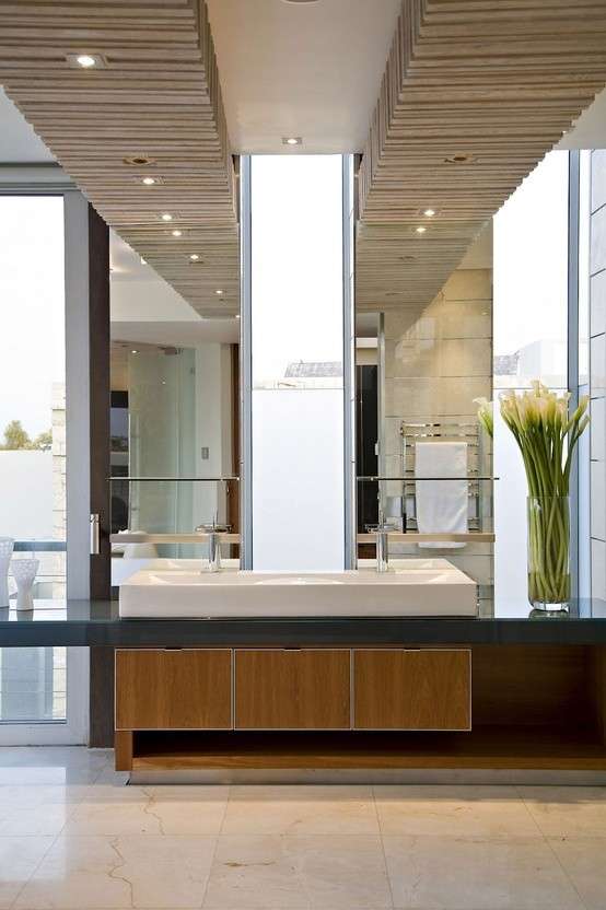 Bagno moderno con vaso e specchi