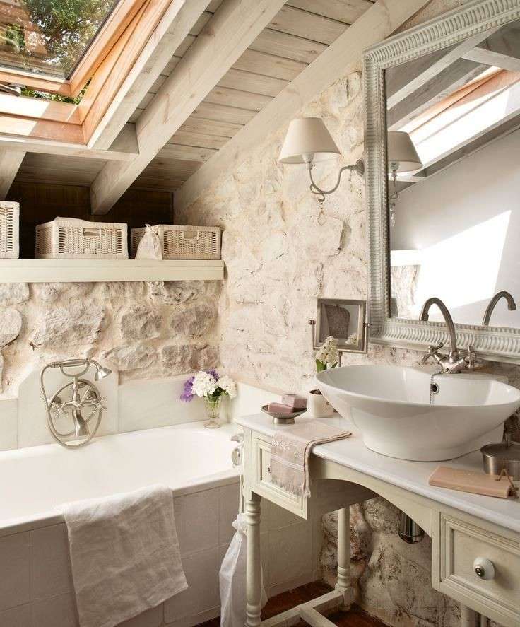 Bagno shabby chic in mansarda