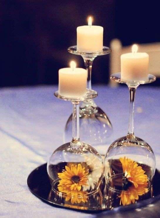 Bicchieri rovesciati e candele