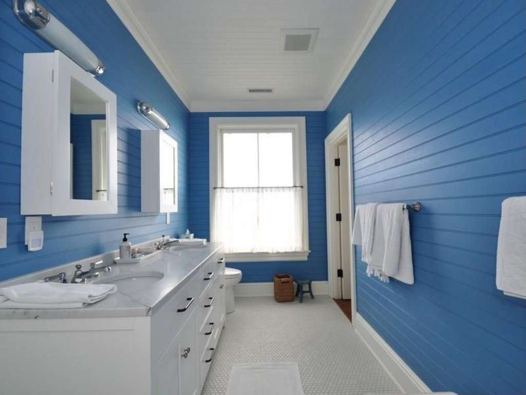 Blu e bianco in bagno 